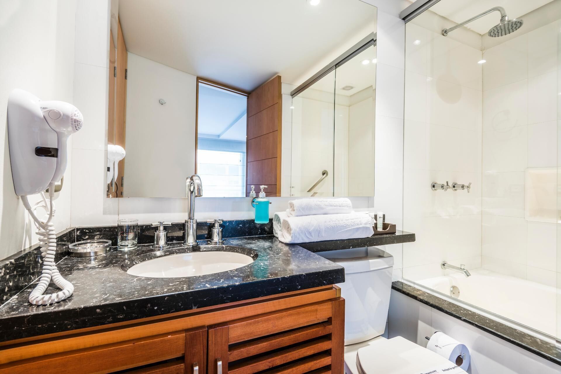 Banheiro | Banheira, produtos de toalete grátis, secador de cabelo 