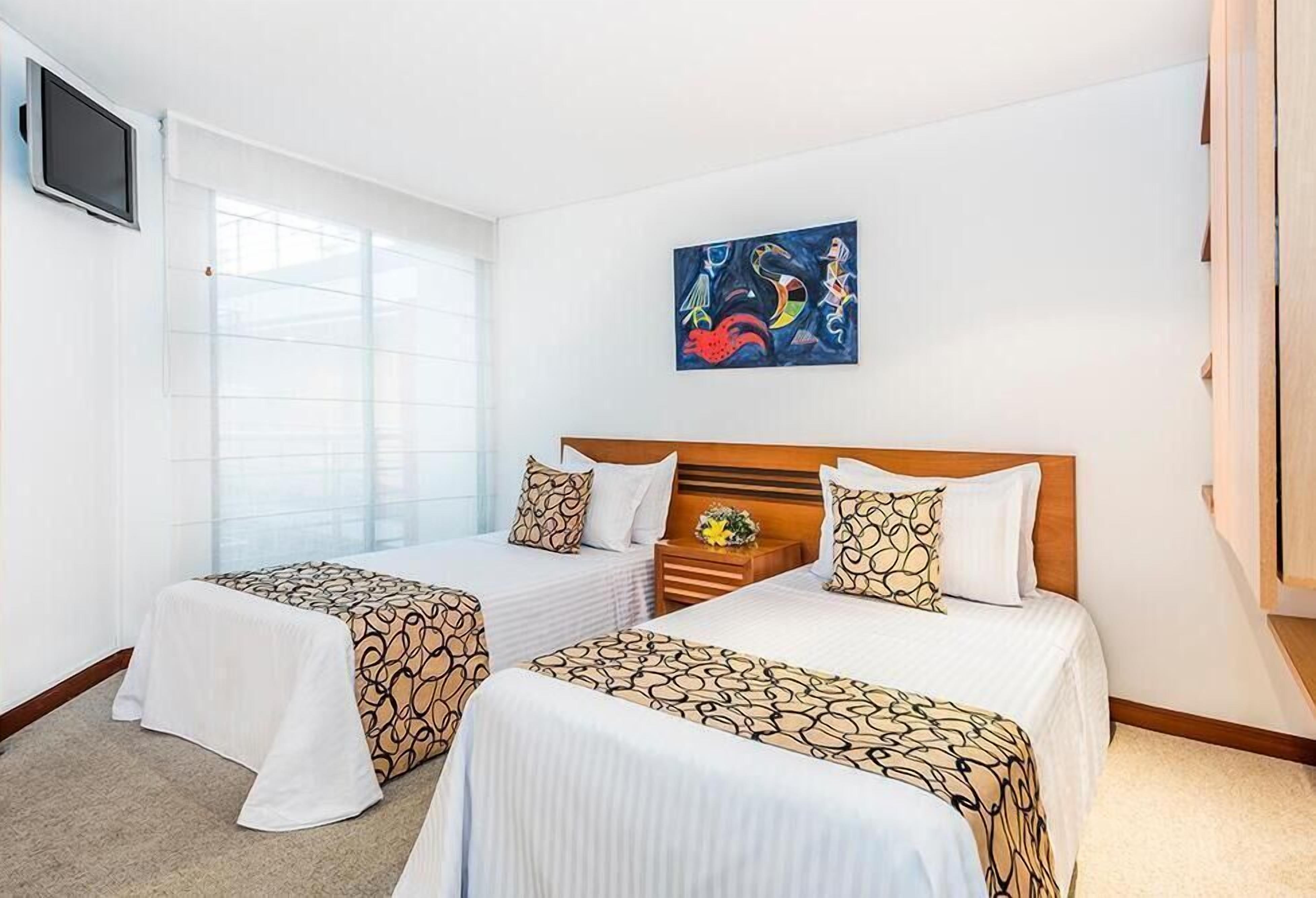 2 quartos, cofres nos quartos, escrivaninha, cortinas blackout