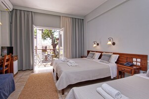 Τρίκλινο Δωμάτιο | Χρηματοκιβώτιο στο δωμάτιο, κούνιες/κρεβατάκια μωρού 