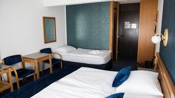 Camera tripla | Una scrivania, Wi-Fi gratuito, lenzuola