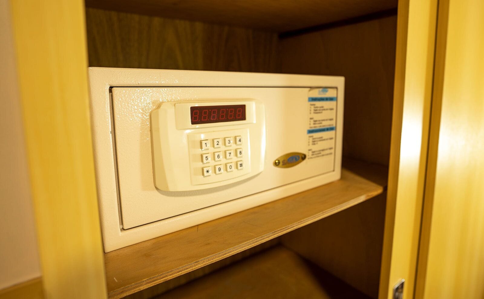 standard room | 1 bedroom, minibar, in-room safe, desk