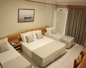 Superior Room, Balcony | Minibar, in-room safe, desk, laptop workspace - Hamburgo Palace Hotel (Balneário Camboriú)