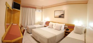 Superior Room, Balcony | Minibar, in-room safe, desk, laptop workspace - Hamburgo Palace Hotel (Balneário Camboriú)