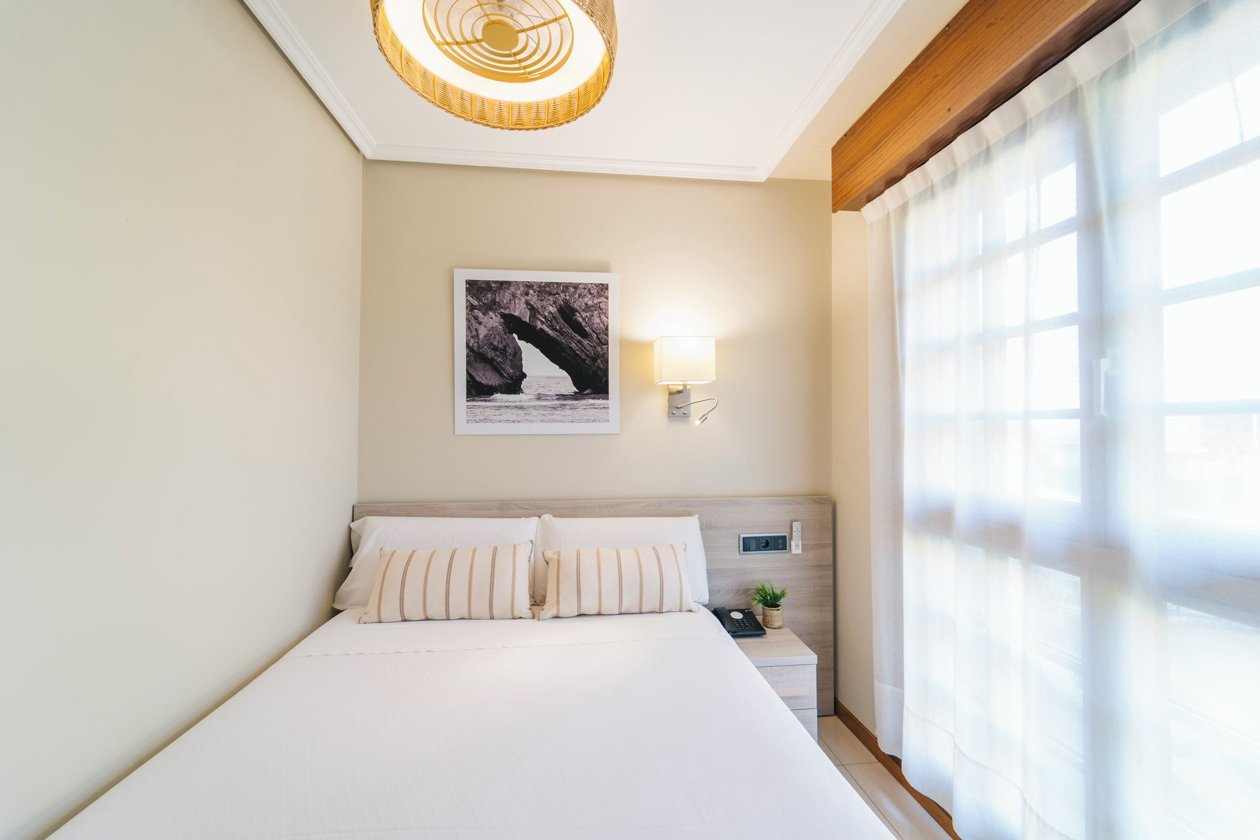 comfort single room | 1 bedroom, minibar, in-room safe, desk