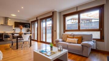 Un appartement moderne comprenant un coin repas, un canapé et une cuisine.