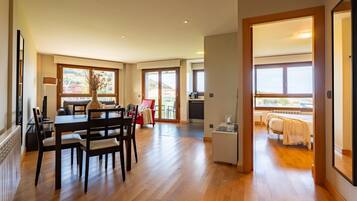 Deluxe appartement, 1 tweepersoonsbed met slaapbank | Woonruimte | Lcd-televisie