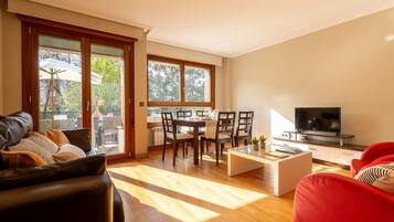 Apartamento luxo, 2 quartos | Área de estar | TV LCD