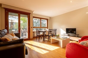 Deluxe-Apartment, 2 Schlafzimmer | Wohnbereich | LCD-Fernseher