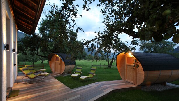 A wooden cabin with two lounge chairs and a wooden deck. - Schloss Saalhof (Maishofen)