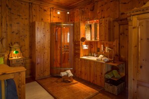 Standaard appartement, 1 slaapkamer, keuken (Zirbenstube) | Badkamer | Een douche, een haardroger, handdoeken, zeep