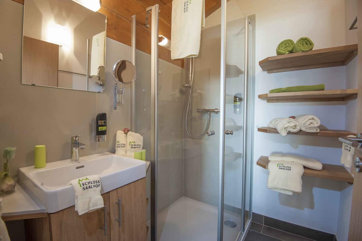 standard apartment, 2 bedrooms, kitchenette, mountain view (schwalbennest) | bathroom | free toiletries, towels