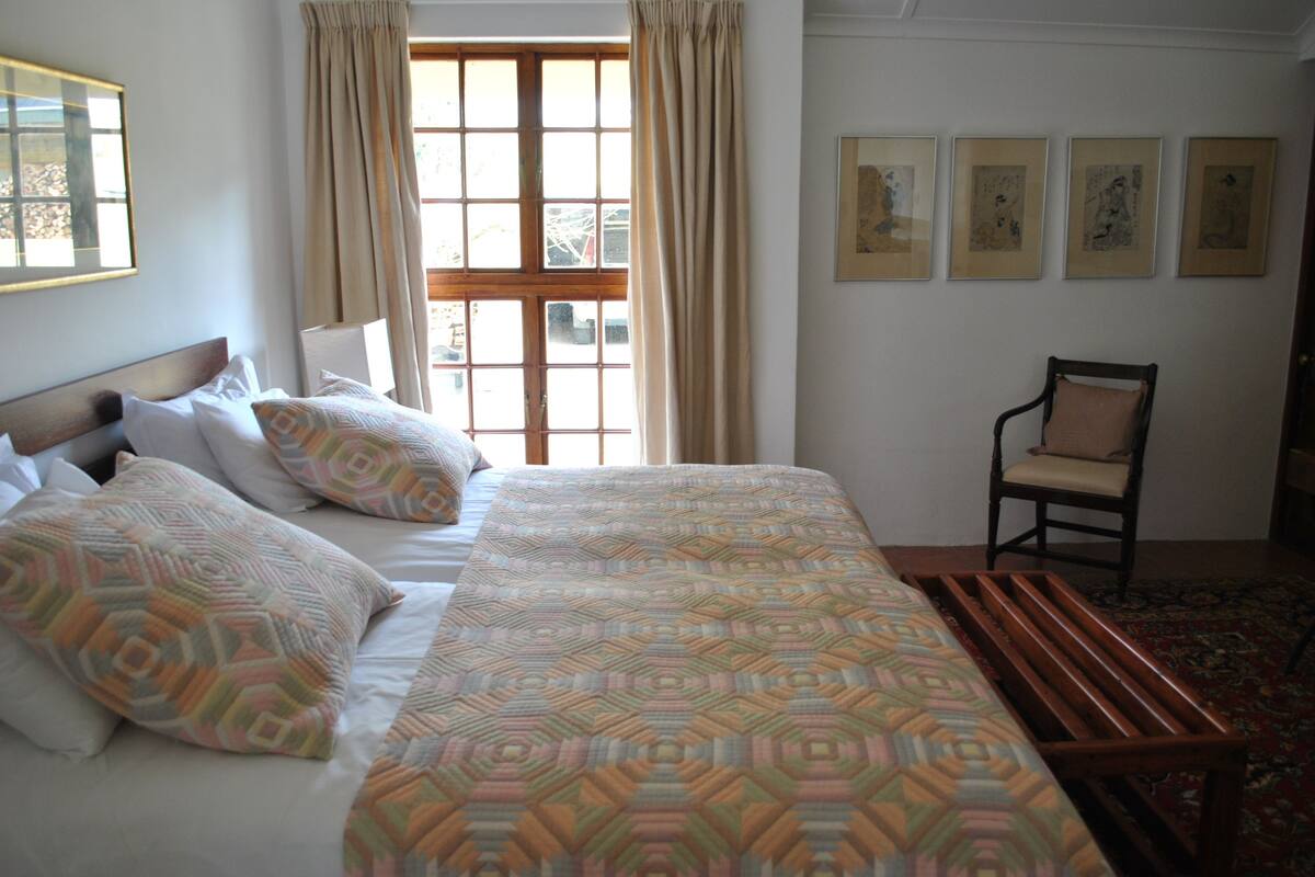 Chambre | Draps en coton égyptien, literie de qualité, minibar, coffre-fort