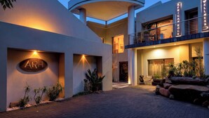 Un edificio moderno con un letrero que dice 'ARH' y 'African Rock Wellness'.