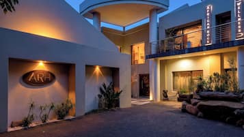 Mặt tiền nơi lưu trú