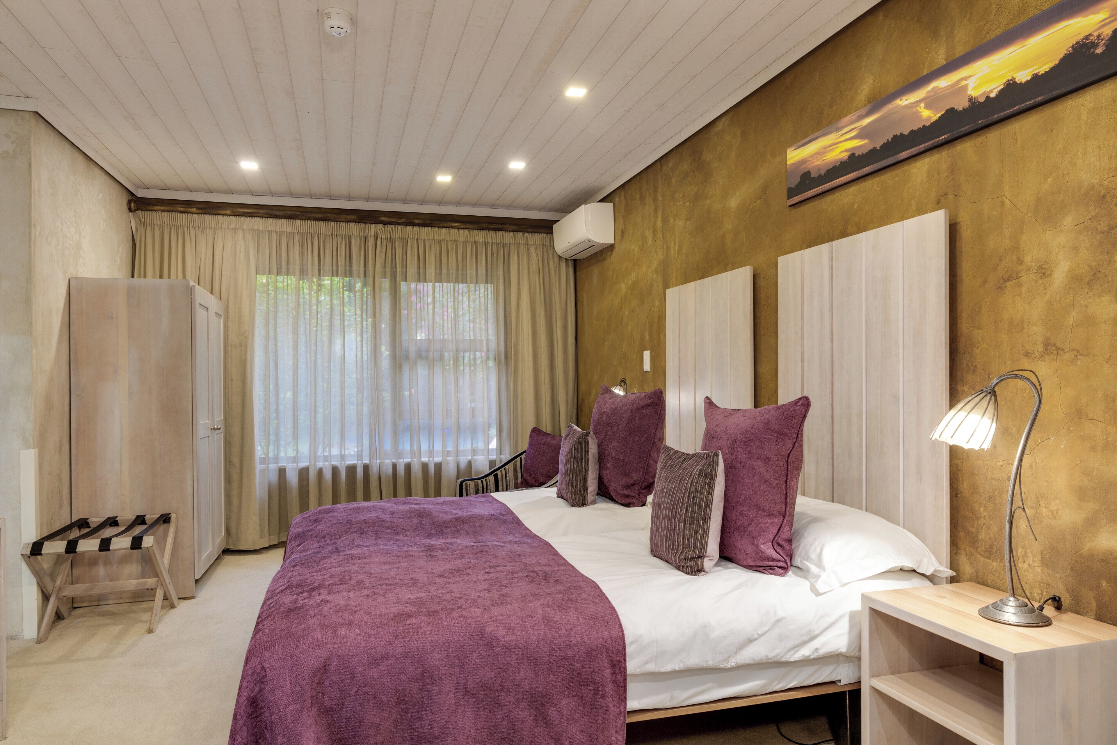 Premium bedding, in-room safe, iron/ironing board, free WiFi