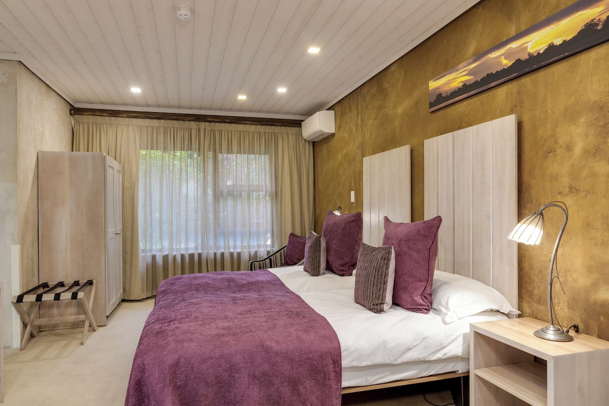Executive Room | Premium bedding, in-room safe, iron/ironing board, free WiFi