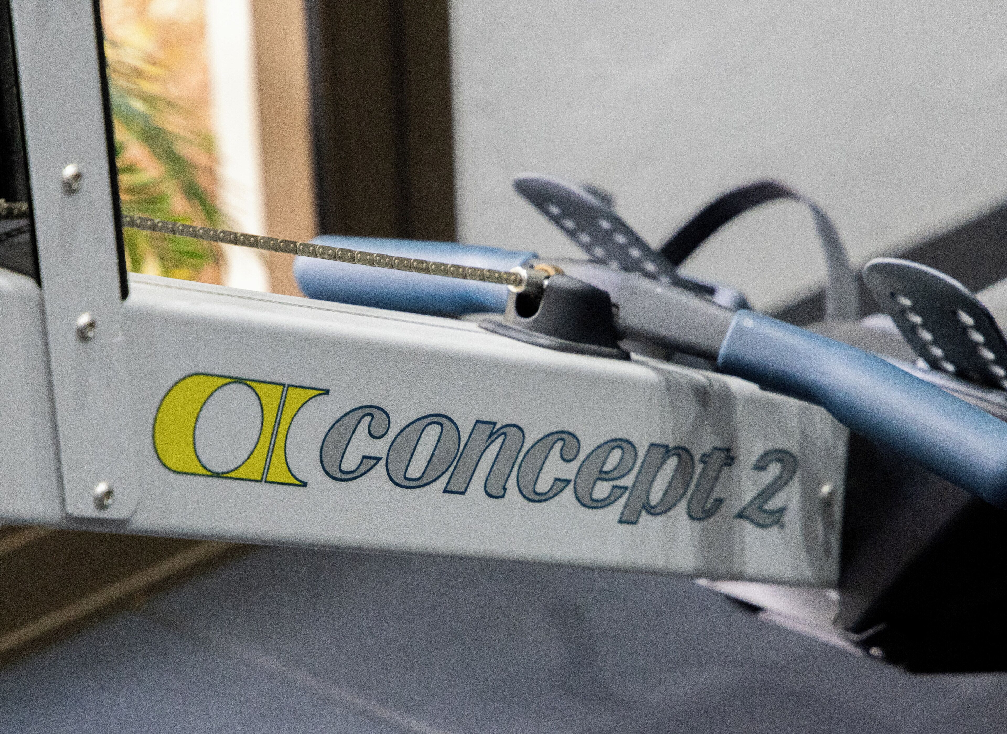 Equipo de ejercicio con estructura metálica y un asa, marcado con la etiqueta 'Concept 2'.