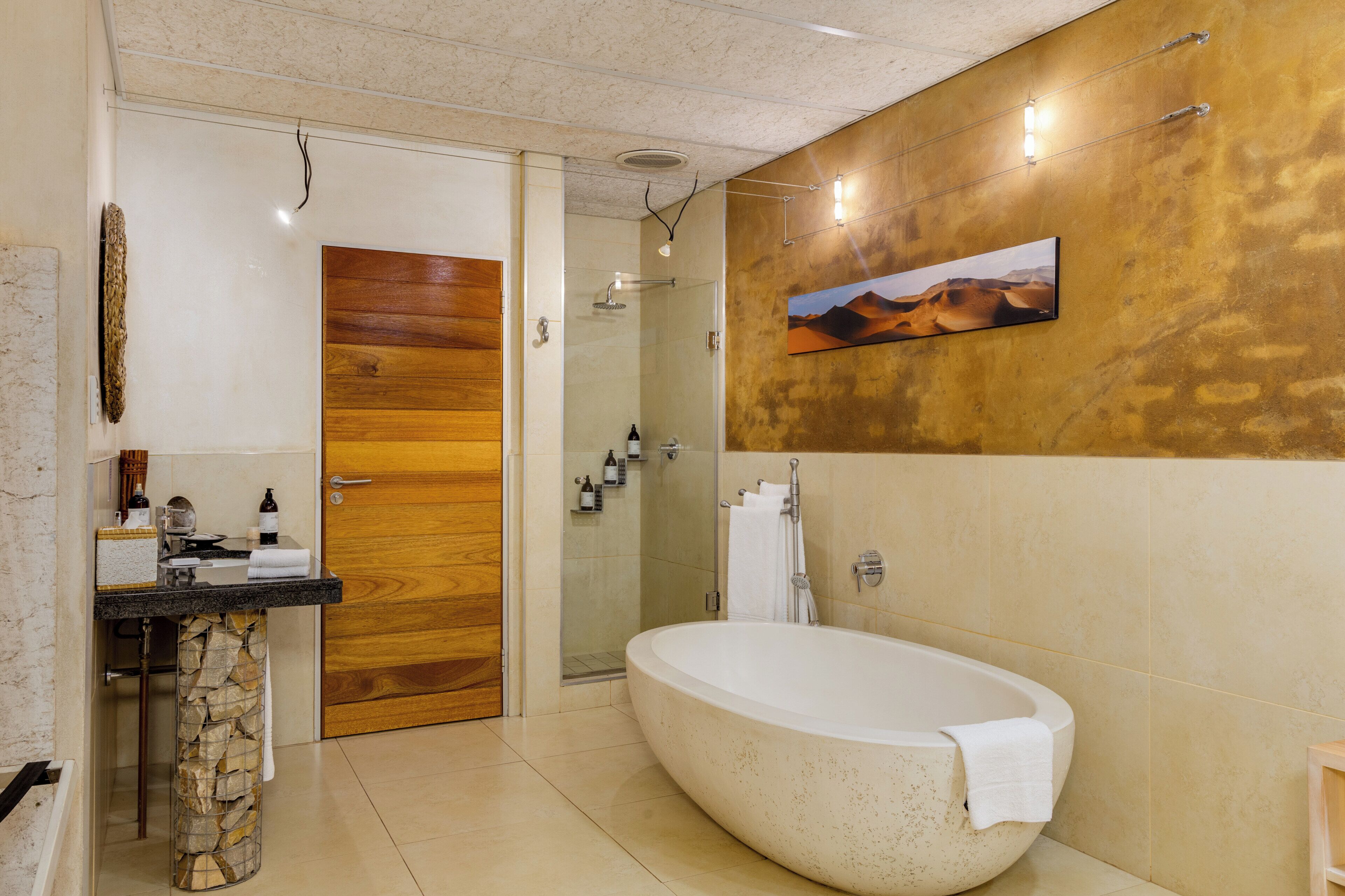 Suite de lujo | Baño | Artículos de higiene personal gratuitos, secador de pelo y albornoces