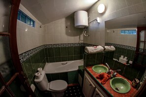 Romantic Double Room, 3 Bedrooms, Refrigerator, Ocean View | Bathroom
