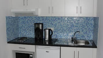 Full-sized fridge, oven, stovetop, espresso maker