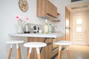 Full-size fridge, oven, stovetop, espresso maker - Defkalion (Lesvos)