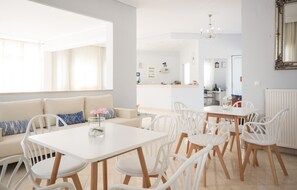 بوفيه فطور يوميًا بتكلفة قدرها (10.00 EUR للشخص)