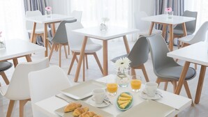 朝食 (ビュッフェ)、毎日提供 (有料)
