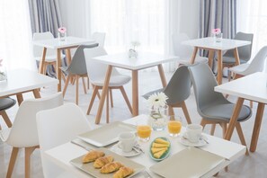 Se ofrece un desayuno bufé (10.00 EUR por persona)