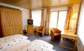 Habitación doble estándar, 1 cama matrimonial, para no fumadores | Caja de seguridad en la habitación, muebles diferentes y escritorio