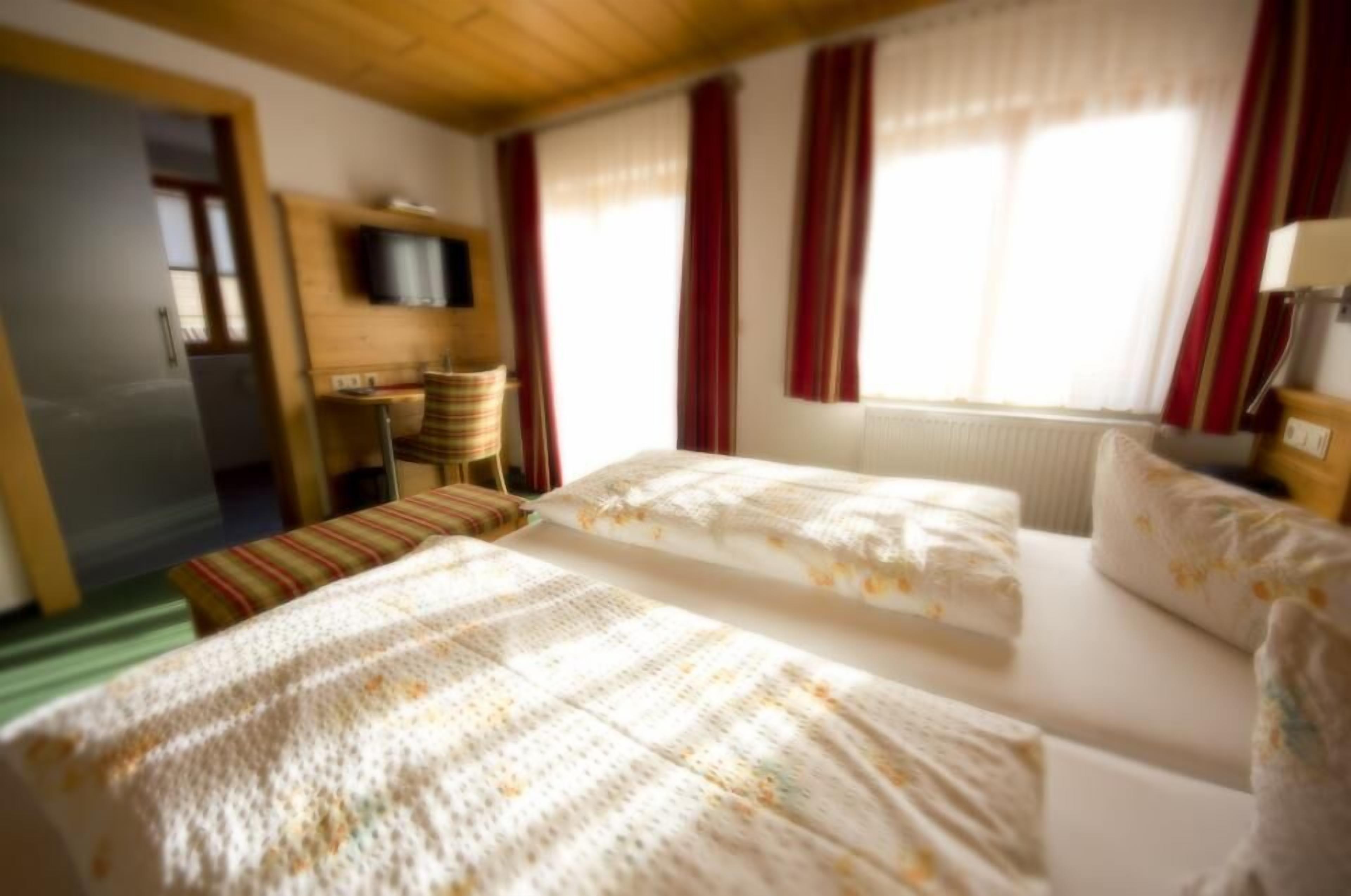 standard double room, 1 double bed, non smoking | 1 bedroom, in-room safe, individually furnished, desk