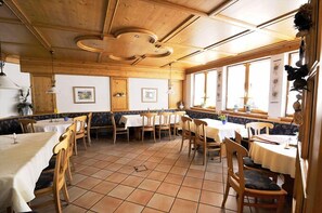 Petit déjeuner et déjeuner servis sur place, restauration en plein air 