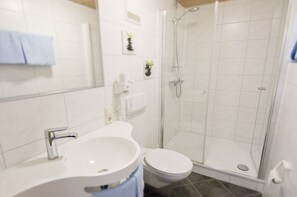 Yhden hengen huone | Kylpyhuone | Hiustenkuivaaja, pyyhkeet