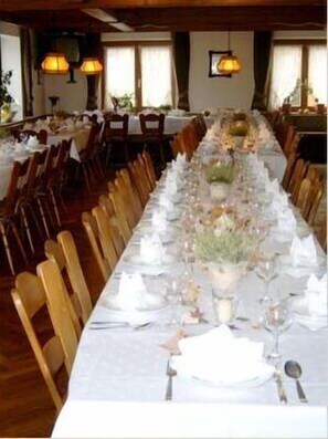 Breakfast, lunch and dinner served  - Gasthof Hirschen-Dorfmühle (Biederbach)