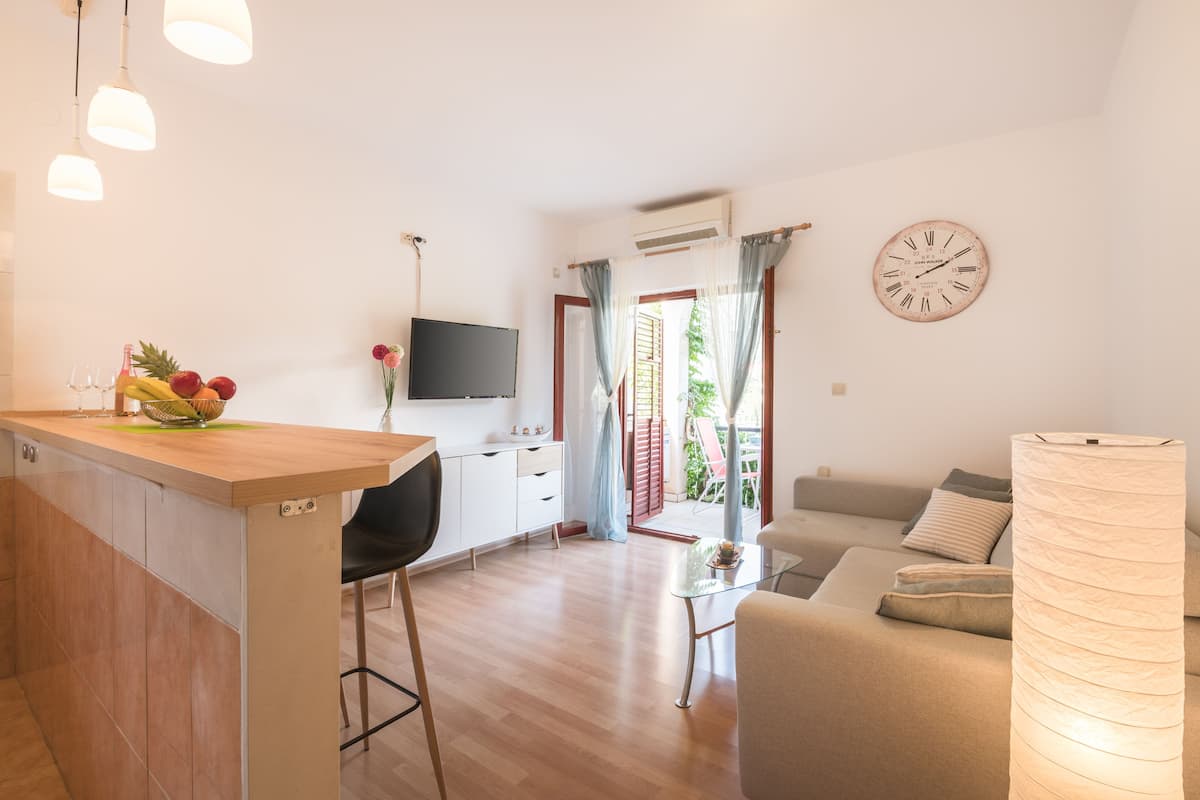 Apartment, 1 Bedroom, Balcony, Park View (2+1) | Living area