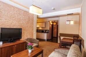 Departamento Deluxe, 1 habitación | Caja de seguridad en la habitación y decoración personalizada 