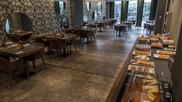 Tägliches Frühstücksbuffet gegen Gebühr