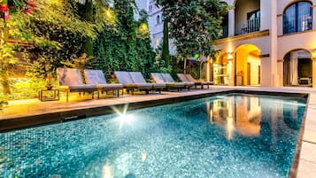 Seasonal outdoor pool, pool umbrellas