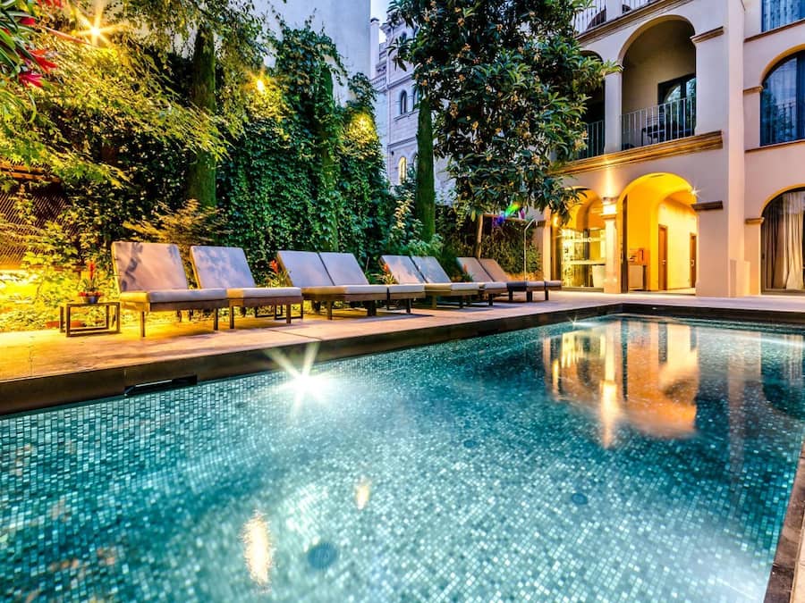 Seasonal outdoor pool, pool umbrellas