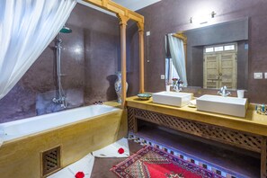 Artículos de tocador de diseñador, secador de pelo, bidet, toallas