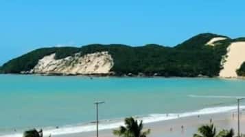 Playa en los alrededores y toallas de playa