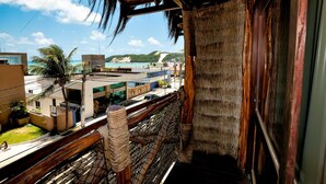 A balcony with a view of a beach and buildings. - Safari Natal Beach Hotel (Natal)