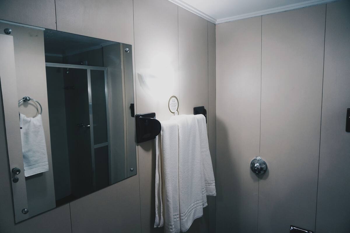 Douche, douche à « effet pluie », articles de toilette gratuits