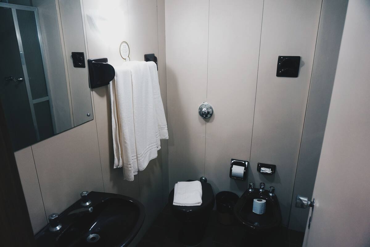 Douche, douche à « effet pluie », articles de toilette gratuits