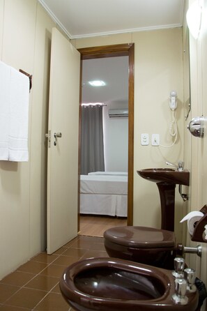 Douche, douche à « effet pluie », articles de toilette gratuits
