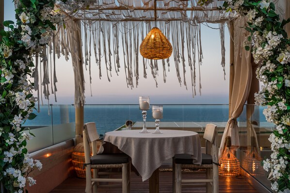 2 restaurants; breakfast, lunch and dinner served  - Esperides Resort Crete, The Authentic Experience (Hersonissos)