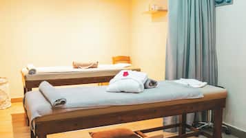 Espace de soins pour les couples, sauna, bain à remous, soins corporels