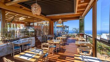 2 restaurants; breakfast, lunch and dinner served