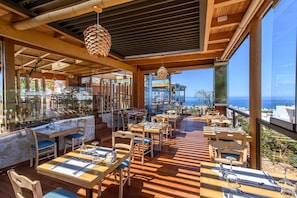 2 restaurants; breakfast, lunch, and dinner served
