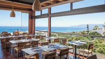 2 restaurants; breakfast, lunch and dinner served