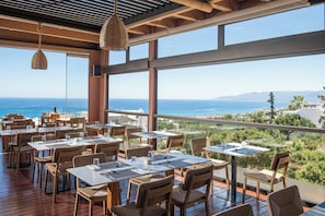 2 restaurants; breakfast, lunch, and dinner served - Esperides Resort Crete, The Authentic Experience (Hersonissos)